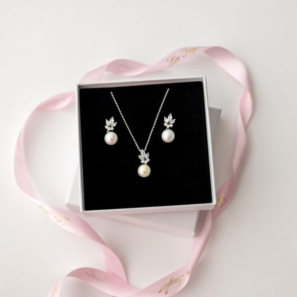 BETHANY PEAL & CRYSTAL EMBELLISHED NECKLACE & EARRING SET - SILVER