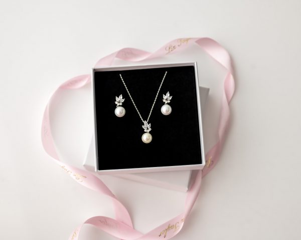 BETHANY PEAL & CRYSTAL EMBELLISHED NECKLACE & EARRING SET - SILVER