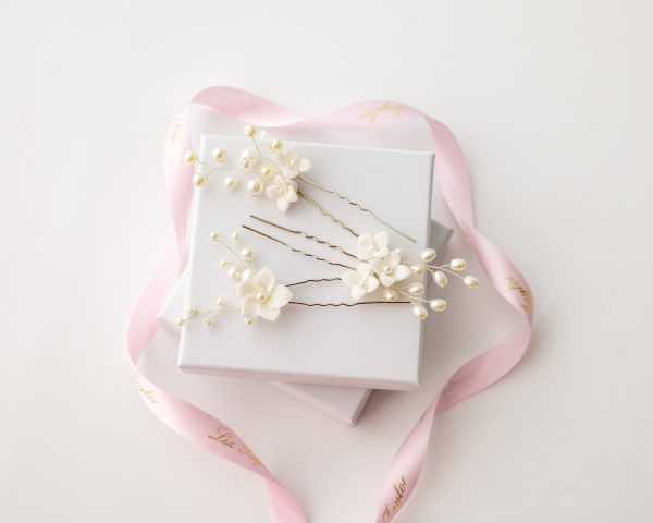JESSICA PORCELAINE FLOWER & PEARL HAIRPIN SET - Image 4